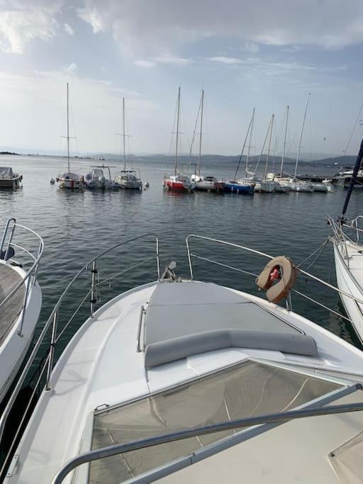 Bateau A Quai Au Brusc, Confort, Coucher De Soleil, Calme *
