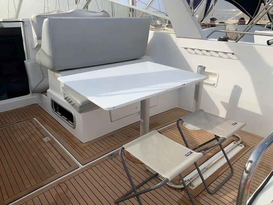 Bateau A Quai Au Brusc, Confort, Coucher De Soleil, Calme *